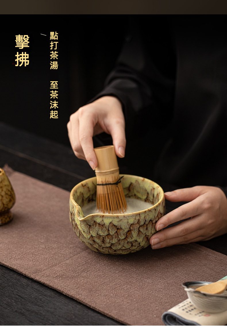 點茶 -彩窯日式抹茶四件組，南山居手工茶道具，綠釉龜裂紋抹茶碗搭配竹製茶筅，點茶過程展現抹茶道雅緻。