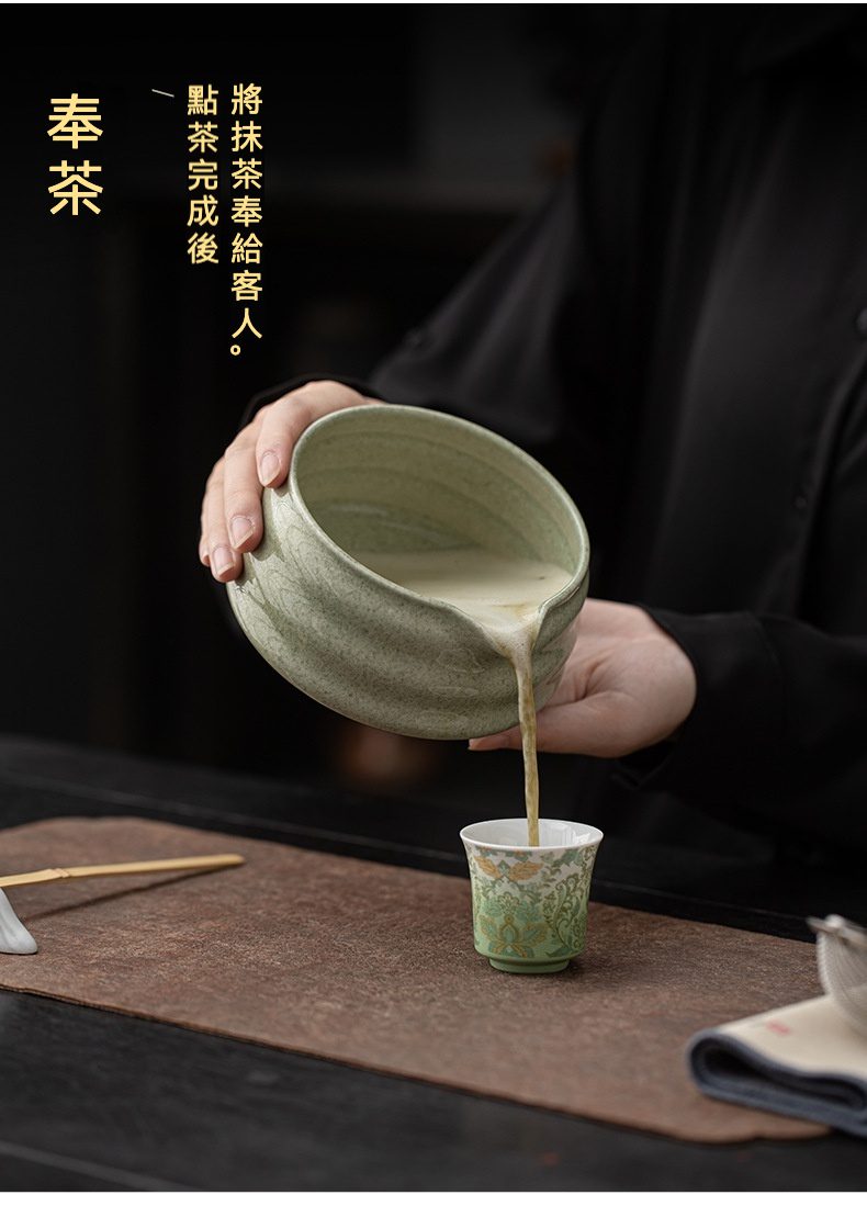 點茶 - 條紋日式抹茶八件組，南山居手作粗陶點茶碗搭配精緻釉下彩茶杯，將抹茶緩緩注入，彰顯專業茶道藝術。
