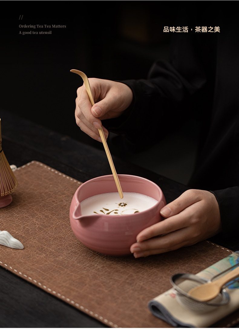 點茶 - 圓月日式抹茶八件組，南山居日式粉彩抹茶碗與竹製茶匙，碗中抹茶拿鐵點綴精緻拉花，展現茶道藝術之美。