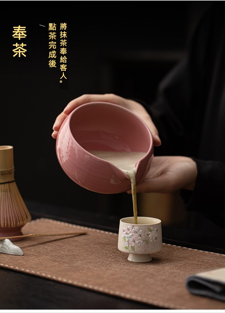 點茶 - 圓月日式抹茶八件組，南山居手工陶瓷抹茶注水器，將抹茶倒入櫻花紋茶杯，展現優雅點茶奉茶過程。