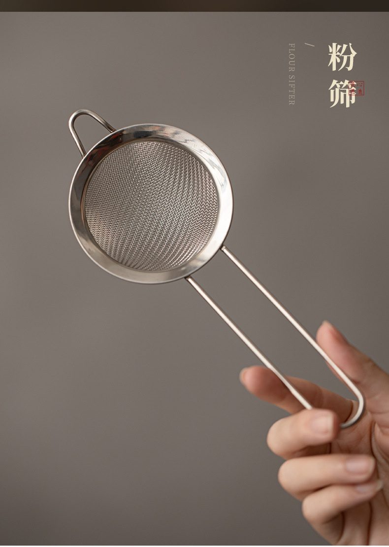 點茶 -彩窯日式抹茶四件組，南山居高品質不鏽鋼茶葉濾網，網目細密均勻，手柄設計簡潔實用，提升泡茶體驗。