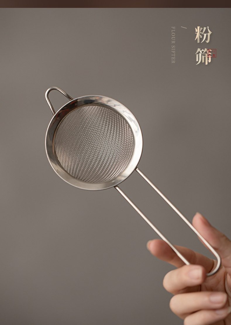 點茶 - 古窯日式抹茶八件組，南山居精緻不鏽鋼細網茶篩，圓形濾網設計，手持使用，光澤細膩，是茶席必備的茶具配件。