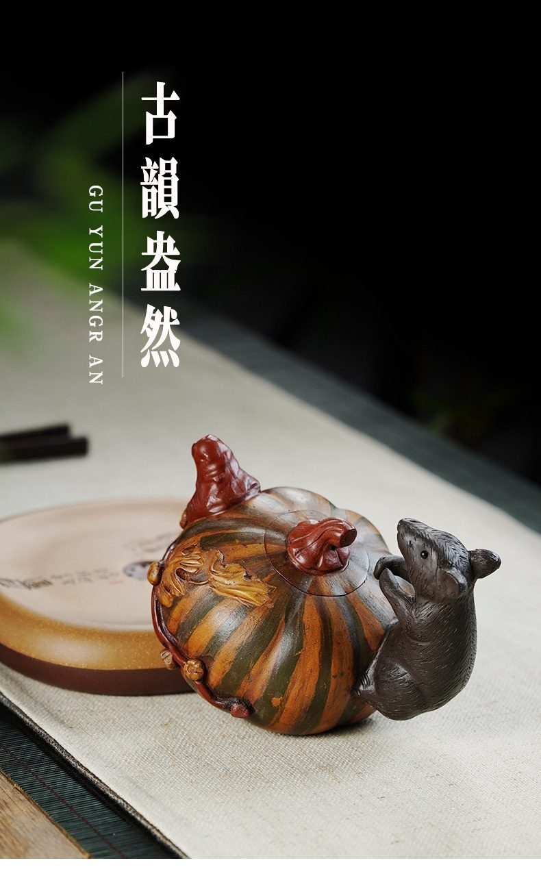 宜興紫砂壺原礦紅泥五穀豐登仿生壺(400ml)，南山居手工金瓜鼠紫砂壺，壺身仿若成熟金瓜，泥色斑斕層次豐富，靈動小鼠攀附壺側，造型獨特，寓意豐收，是收藏級茶具精品。