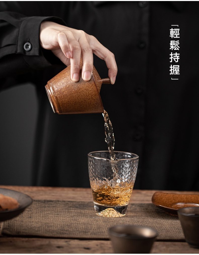 窯變隱見三才蓋碗，南山居手作陶土分茶器，將金黃茶湯緩緩注入錘紋玻璃公道杯，展現茶道優雅。