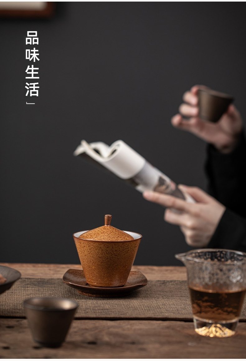 窯變隱見三才蓋碗，南山居手工樸拙陶製盖碗，色澤溫潤帶自然斑點，搭配同款茶承，展現雅致茶席。