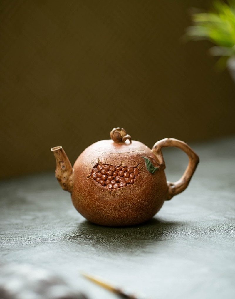 宜興紫砂壺原礦降坡泥石榴仿生壺(180ml)，南山居手工紫砂石榴壺，壺身飽滿圓潤，飾以栩栩如生石榴開口造型，出水流暢。
