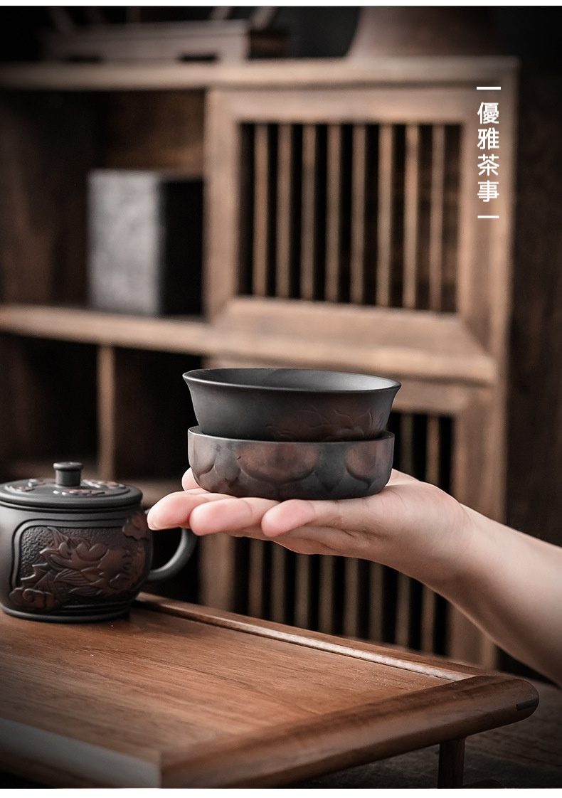 紫陶荷韻過濾茶漏，南山居手工紫砂茶杯與浮雕蓋碗，搭配精緻祥龍紋紫砂壺，呈現優雅茶席氛圍。