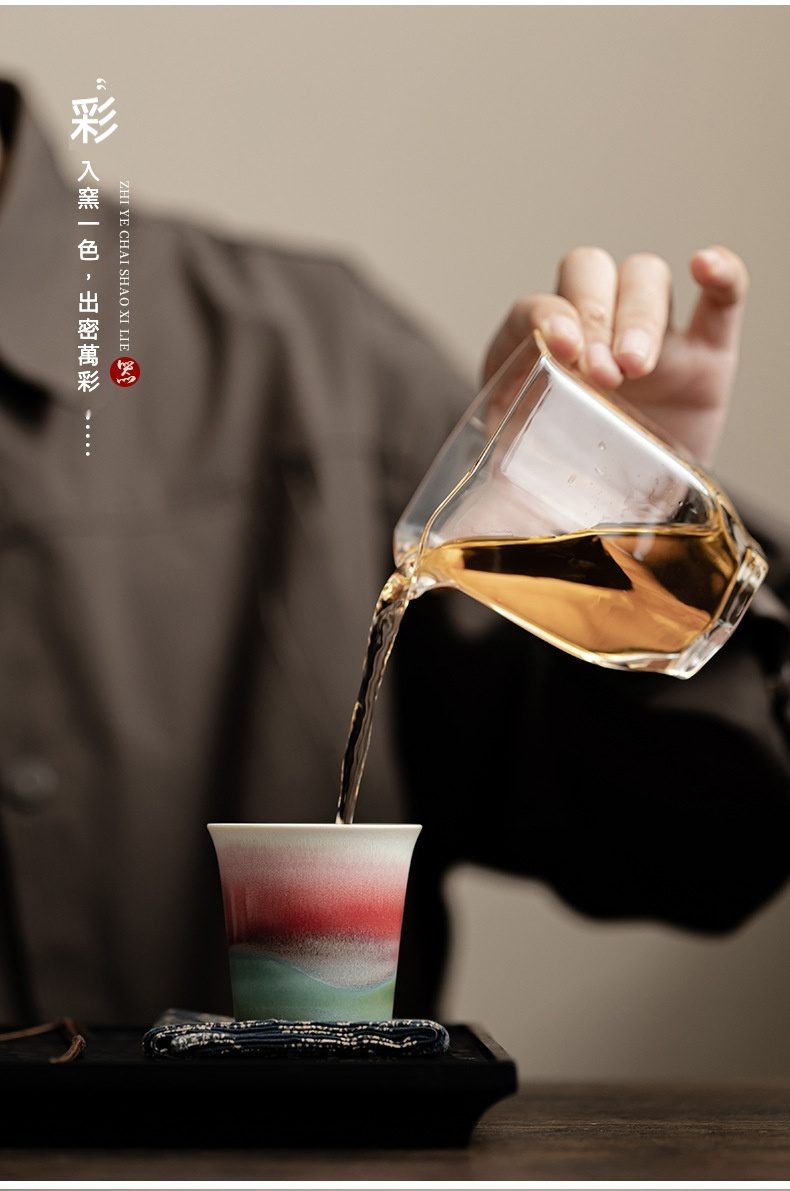 極光窯變半夏聞香品茗杯，南山居窯變手工茶杯，漸層釉色宛如山水畫，搭配剔透公道杯，展現茶道美學。