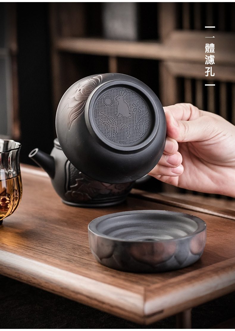 紫陶荷韻過濾茶漏，南山居手工紫砂壺蓋，一體濾孔設計，浮雕紋飾，茶湯清澈。