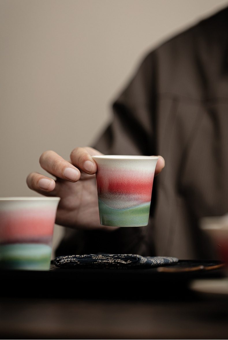 極光窯變半夏聞香品茗杯，南山居漸變釉色陶瓷品茗杯，手工燒製呈現紅白綠三色流動，優雅獨特，適合品茗與收藏。