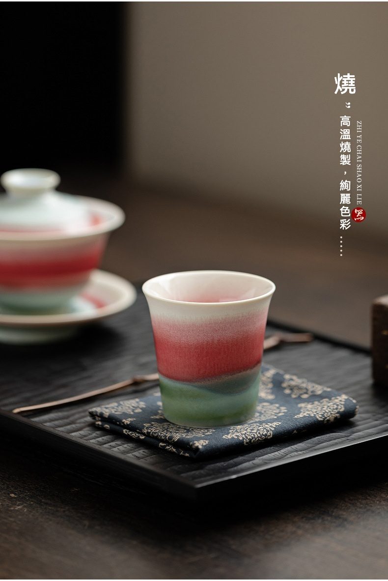 極光窯變半夏聞香品茗杯，南山居高溫燒製窯變茶杯，釉色紅綠白漸變絢麗，質感溫潤，搭配深色茶盤與雅緻杯墊。