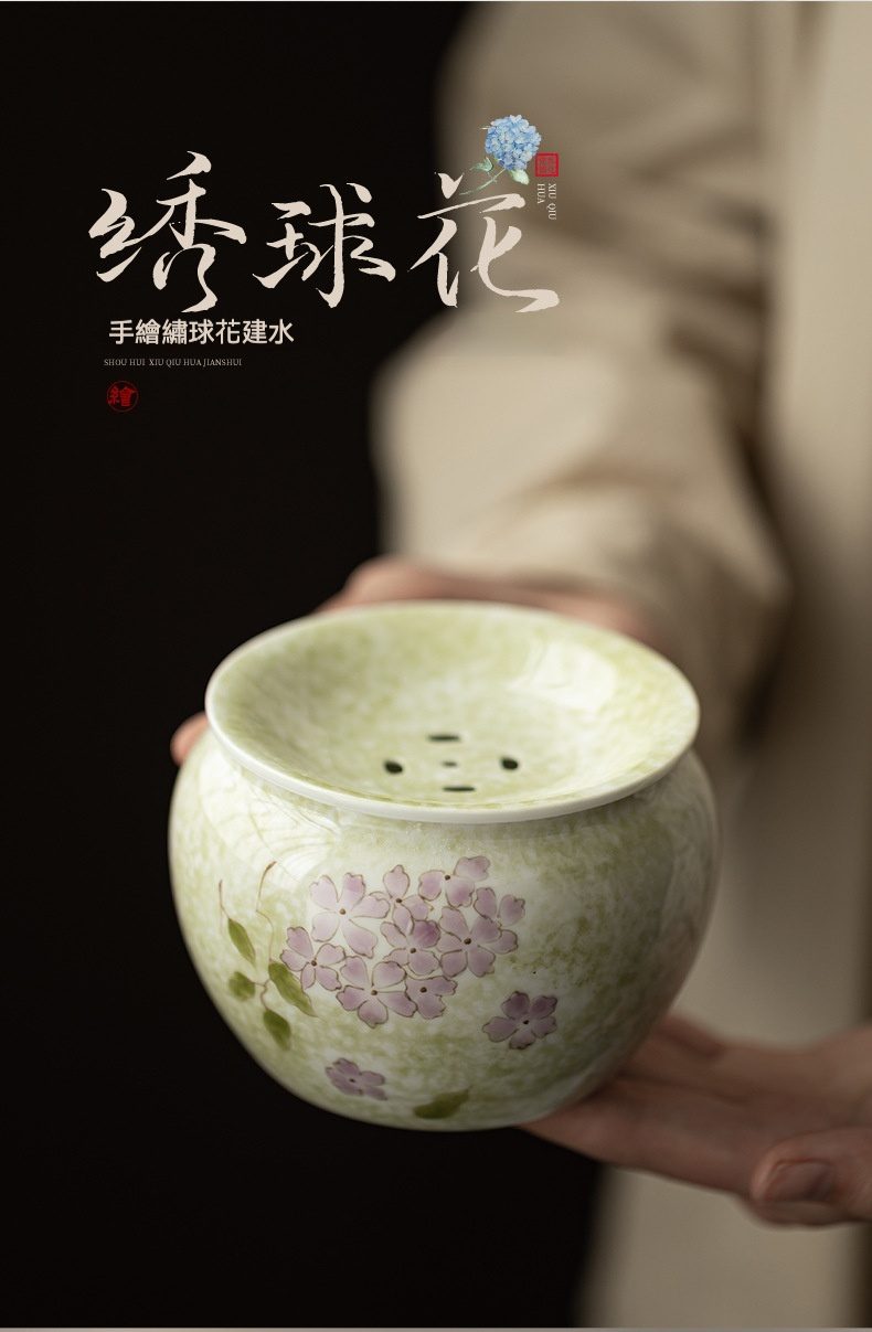 南山居手繪繡球花建水茶濾，淡雅青瓷質感點綴粉色繡球花圖案，器型圓潤精緻。