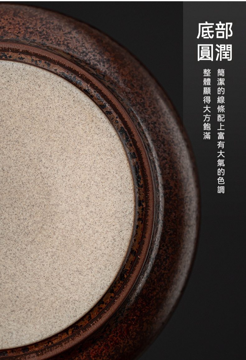 窯變厚朴三才蓋碗，南山居手作粗陶茶盤底部細節，圓潤線條與古樸土色調，展現茶具禪意美學。