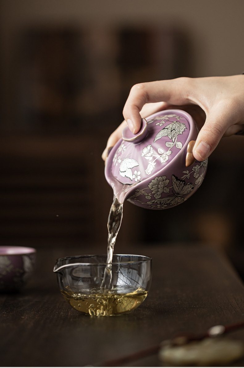 紫汝鎏銀蝶戀花快客杯，南山居手繪蝶戀花紫羅蘭蓋碗，搭配玻璃公道杯，展現優雅茶道泡茶流程。