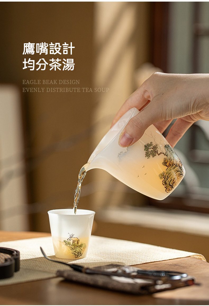 白皙玉泥春山富居茶具套裝禮盒，南山居手繪山水羊脂玉瓷公道杯，質地溫潤如玉，鷹嘴設計出湯流暢，搭配同款茶杯，展現雅致中式茶具。