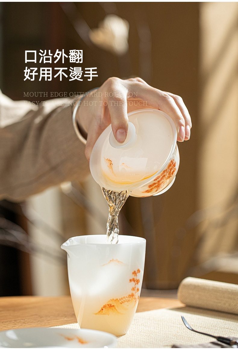 白皙玉泥鴻運當頭茶具套裝禮盒，南山居精緻手繪山水陶瓷蓋碗與公道杯，口沿外翻防燙設計，茶湯注入流暢。