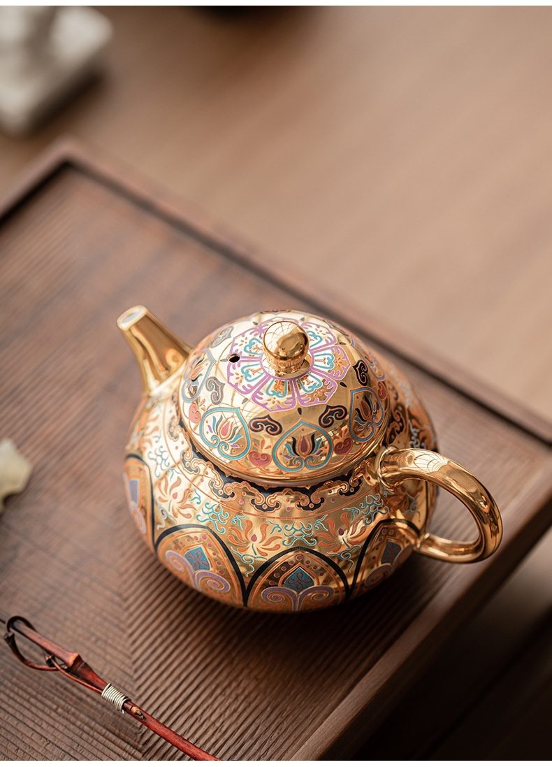敦煌鎏金玲瓏壺套裝禮盒，南山居手工景泰藍琺瑯茶壺，金色壺身搭配精緻彩繪花卉圖案，彰顯奢華茶具工藝。