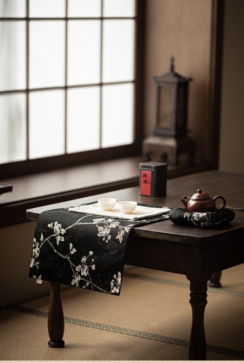 梅花刺繡織錦茶席桌巾壺承，南山居雅緻茶席，朱泥茶壺、汝窯茶杯與梅花紋茶布的靜謐組合，展現茶道美學。