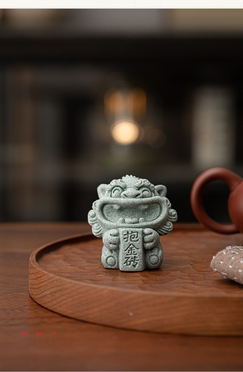 青砂石風獅爺茶寵擺件，南山居青灰泥抱金磚茶寵，造型喜慶吉祥，質感樸拙細膩，為茶席增添雅趣。