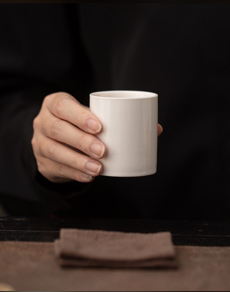 白瓷抹茶杯，南山居白瓷圓柱品茗杯，簡約純白設計，觸感溫潤，適合品茗茶湯芬芳。