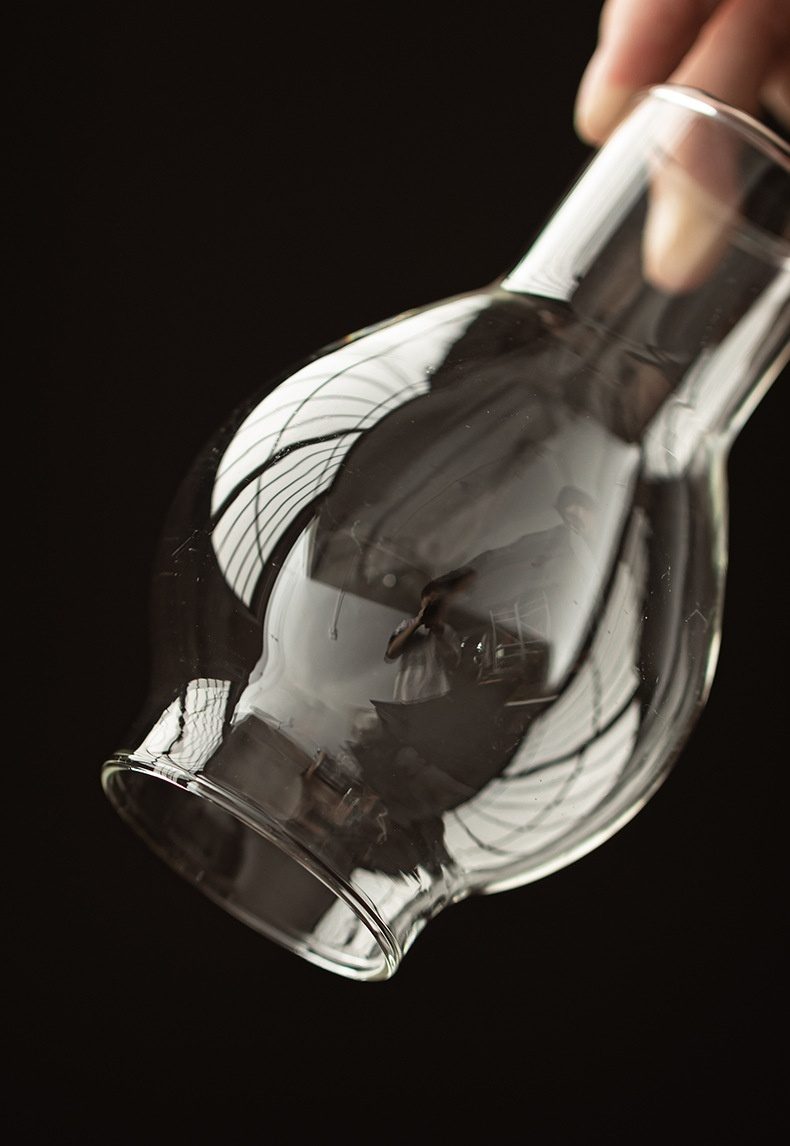 簡約花語玻璃燭台，南山居精緻手工玻璃品茗杯，晶瑩剔透，器型優雅，適合品鑑茶湯色澤與香氣。