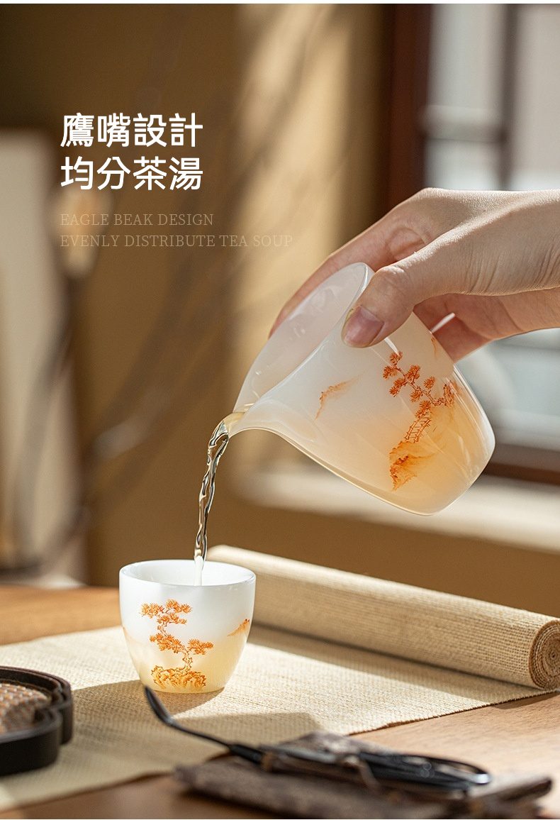 白皙玉泥鴻運當頭茶具套裝禮盒，南山居手工彩繪公道杯，鷹嘴壺嘴設計，將清澈茶湯緩緩注入同款茶杯，展現優雅茶席。