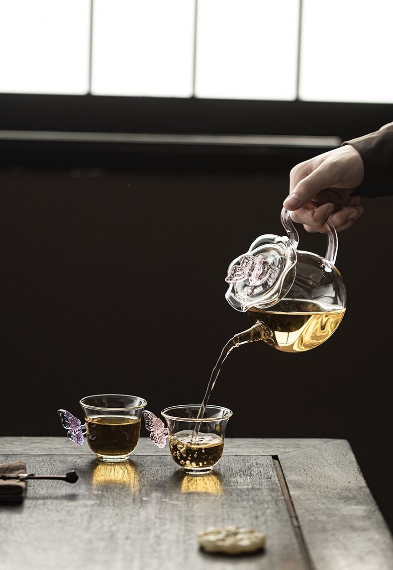 粉蝶玻璃茶杯茶壺套裝，南山居耐熱玻璃茶具，雅緻花瓣蓋壺正向精緻蝴蝶把玻璃茶杯奉茶，展現茶道美學。