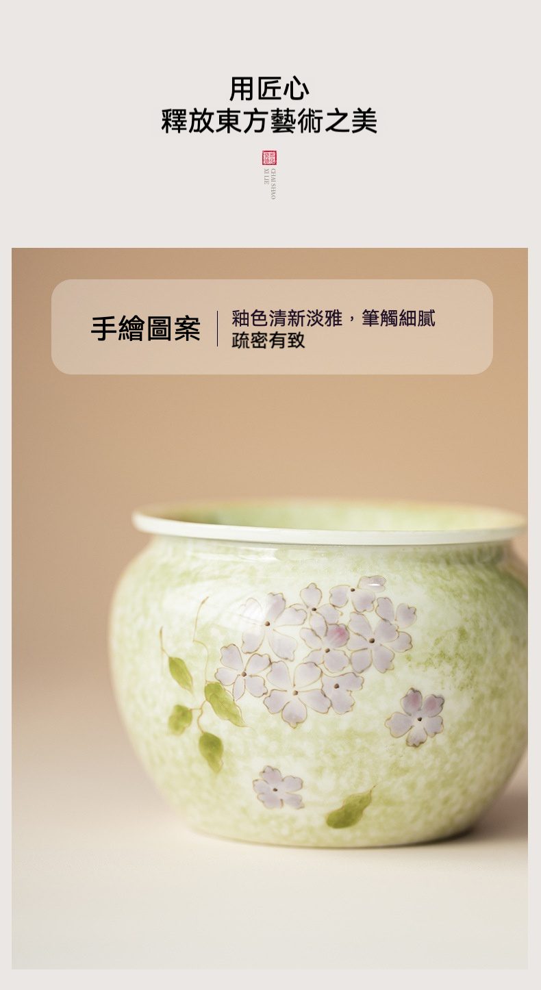 手繪繡球花建水，南山居手繪花卉陶瓷茶罐，淺綠釉色清新淡雅，搭配紫色花朵圖案，筆觸細膩，展現東方茶具美學。