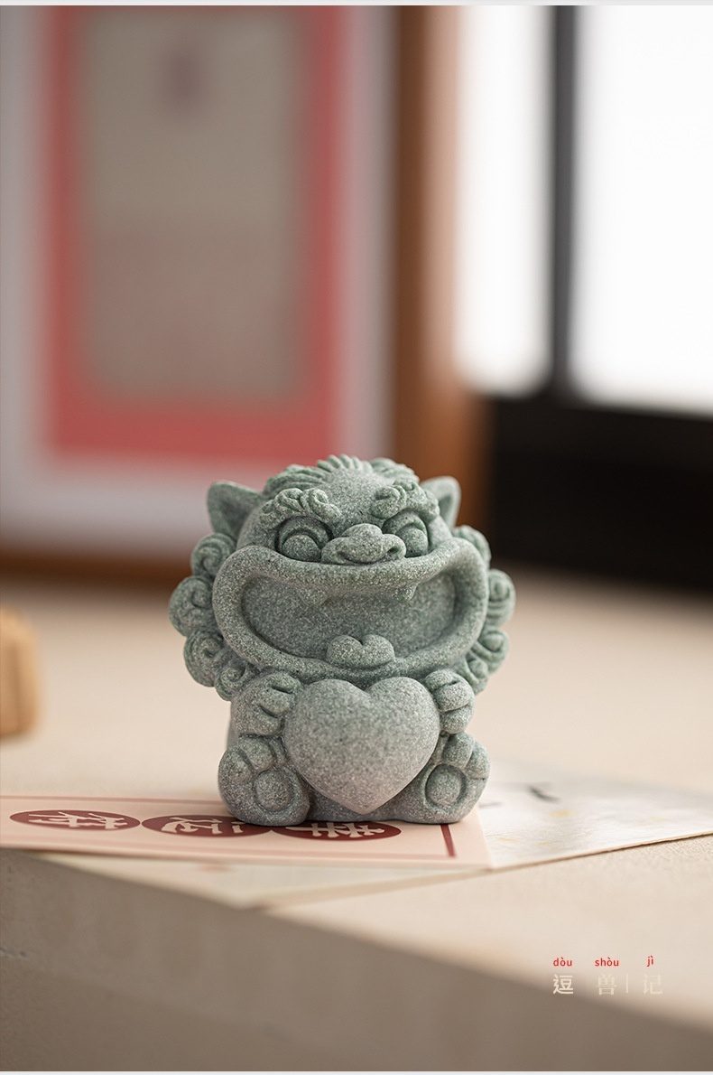 青砂石風獅爺茶寵擺件，南山居手工雕刻神獸茶寵，灰綠色細砂陶質地，憨萌笑容捧心寓意，添禪意茶趣。