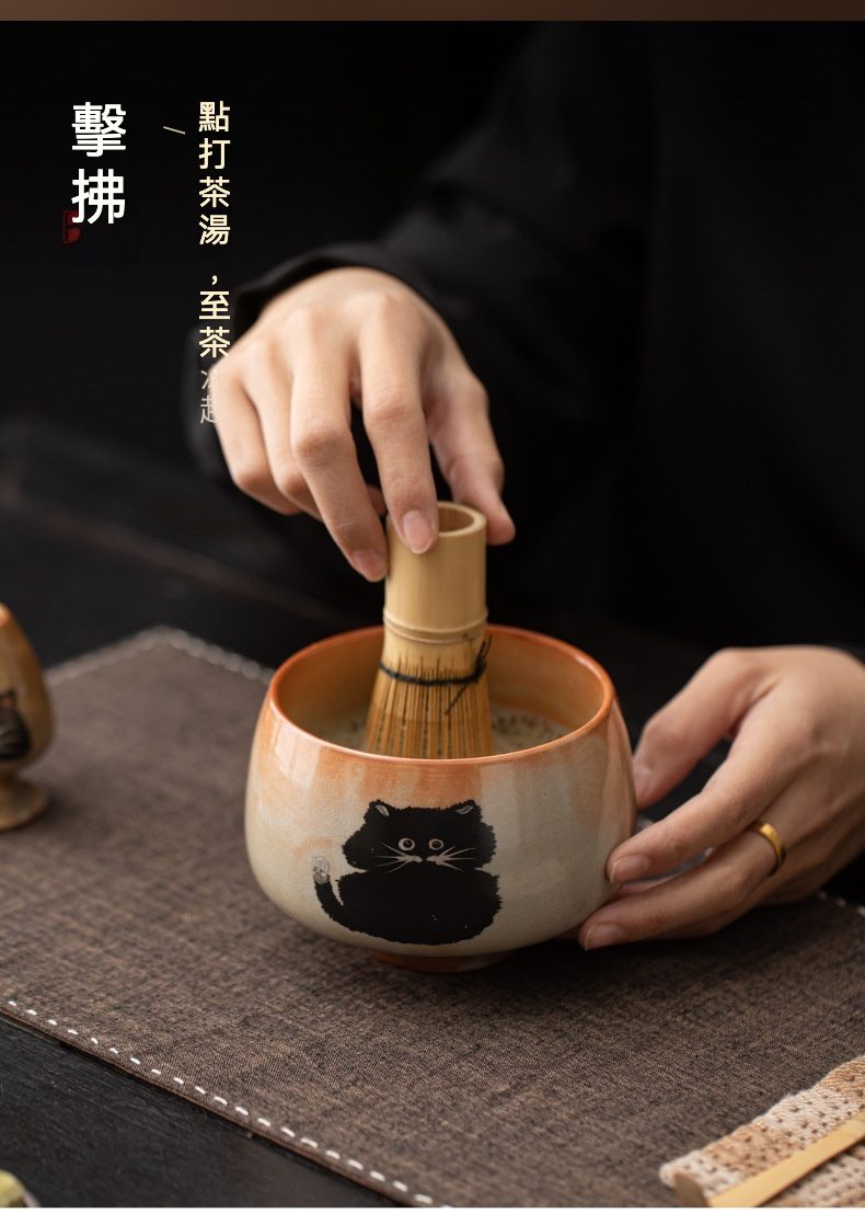 點茶 - 志野貓日式抹茶四件組，南山居點茶用陶瓷黑貓茶碗，搭配竹製茶筅擊拂抹茶，畫面溫馨而充滿禪意。