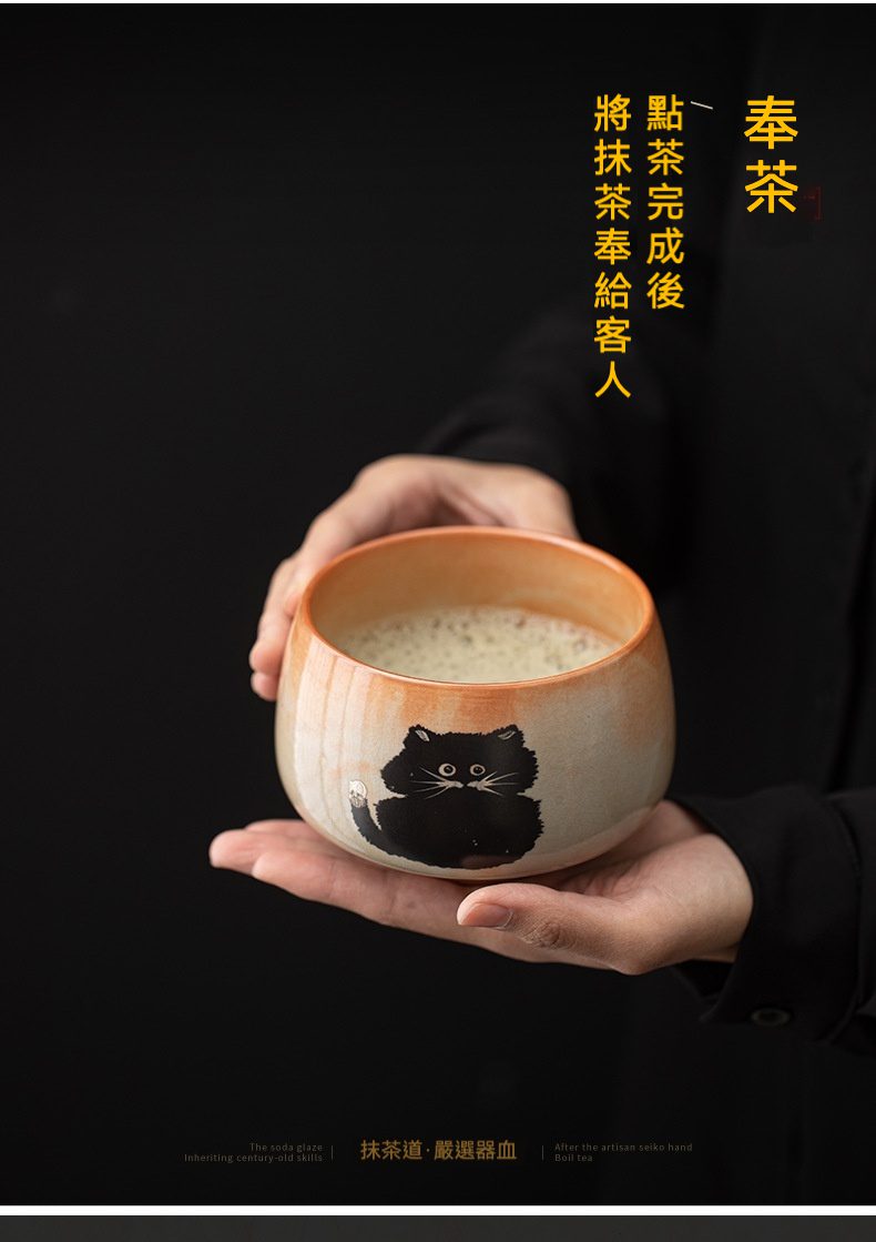 點茶 - 志野貓日式抹茶四件組，南山居手繪黑貓柴燒抹茶碗，溫潤陶瓷泥色映襯活潑黑貓圖案，展現茶道趣味。