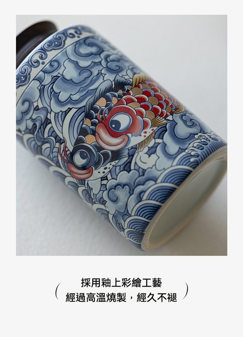 草木灰青花滿彩金玉滿堂茶葉罐，南山居手繪錦鯉陶瓷茶罐，藍白海浪紋與鮮豔釉上彩繪雙魚，精緻茶具。