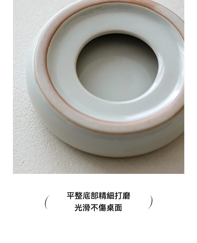草木灰小圓滿蓋置，南山居精緻陶瓷茶杯底部，青瓷釉色溫潤，底座平整經精細打磨，光滑不傷桌面。