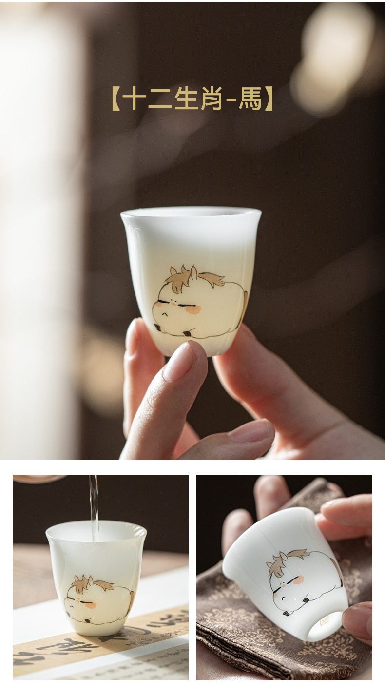 白皙玉泥十二生肖品茗杯，南山居十二生肖馬主題白瓷品茗杯，手繪可愛馬圖案，器型圓潤，質地細膩，質感溫潤。
