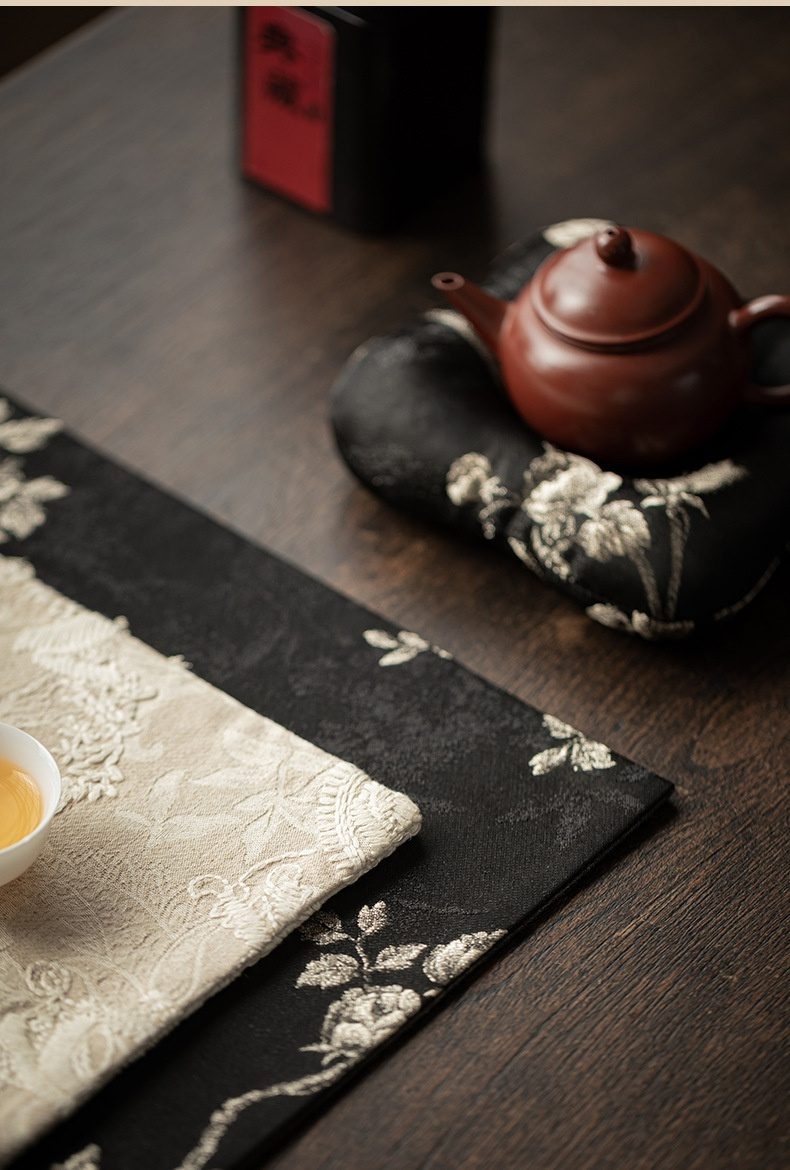 梅花刺繡織錦茶席桌巾壺承，南山居精選紫砂壺與精緻繡花茶席，搭配雅緻茶杯中的金黃茶湯，盡顯茶道之美。