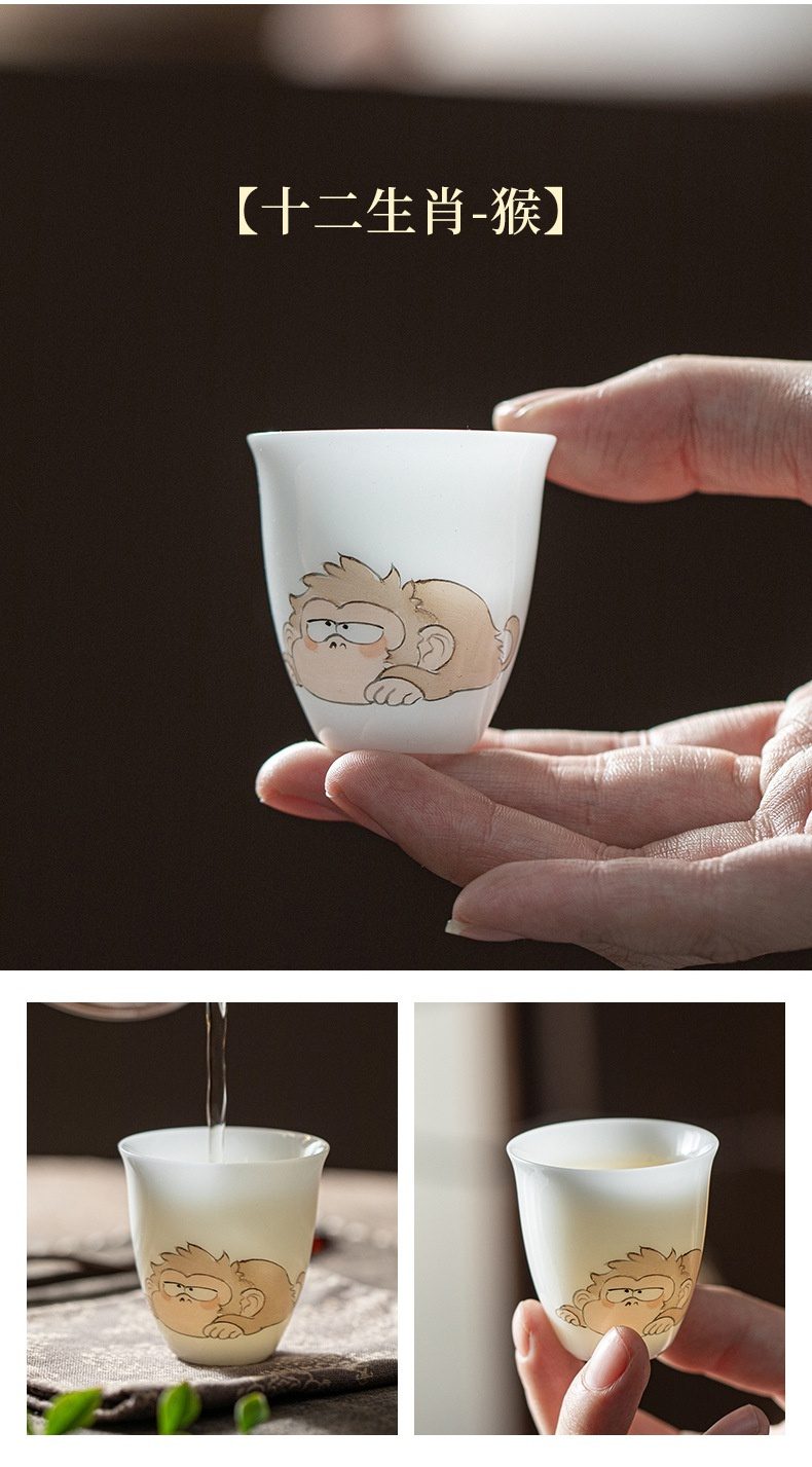 白皙玉泥十二生肖品茗杯，南山居十二生肖猴年白瓷品茗杯，精緻可愛的慵懶猴子圖案，溫潤如玉，是茶道收藏佳品。
