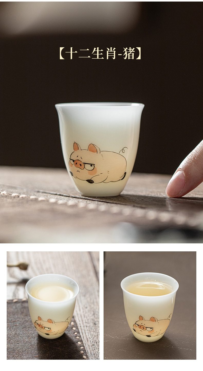 白皙玉泥十二生肖品茗杯，南山居十二生肖豬款白瓷品茗杯，手繪可愛小豬圖案，杯身溫潤細膩，盡顯茶道雅趣。