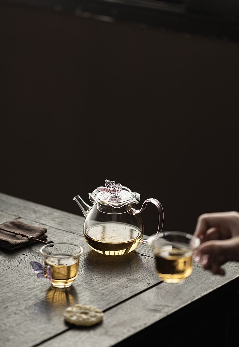 粉蝶玻璃茶杯茶壺套裝，南山居耐熱玻璃茶壺套組，透明壺身盛載茶湯，搭配花卉蓋鈕與蝴蝶裝飾玻璃杯，雅致品茗。