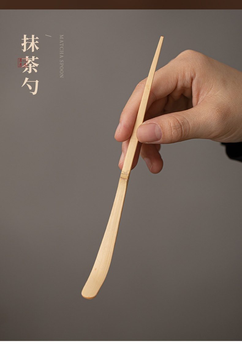 點茶 - 志野貓日式抹茶四件組，南山居優雅竹製抹茶勺，色澤溫潤，弧度流暢，為點茶儀式增添自然美感。