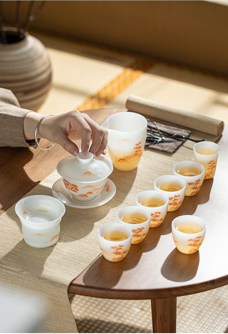 白皙玉泥鴻運當頭茶具套裝禮盒，南山居手繪山水陶瓷蓋碗、公道杯與茶杯套組，溫潤白瓷上繪有雅緻的山景紋飾，展現茶道美學。