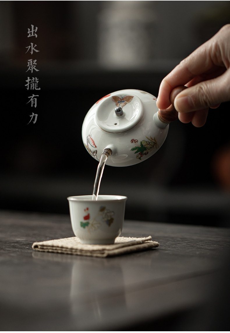 三味茶品 - 月蝶側把小品壺，南山居彩繪陶瓷側把壺與茶杯，壺身精緻描繪花鳥蝶紋，出水聚攏有力，展現茶道美學。