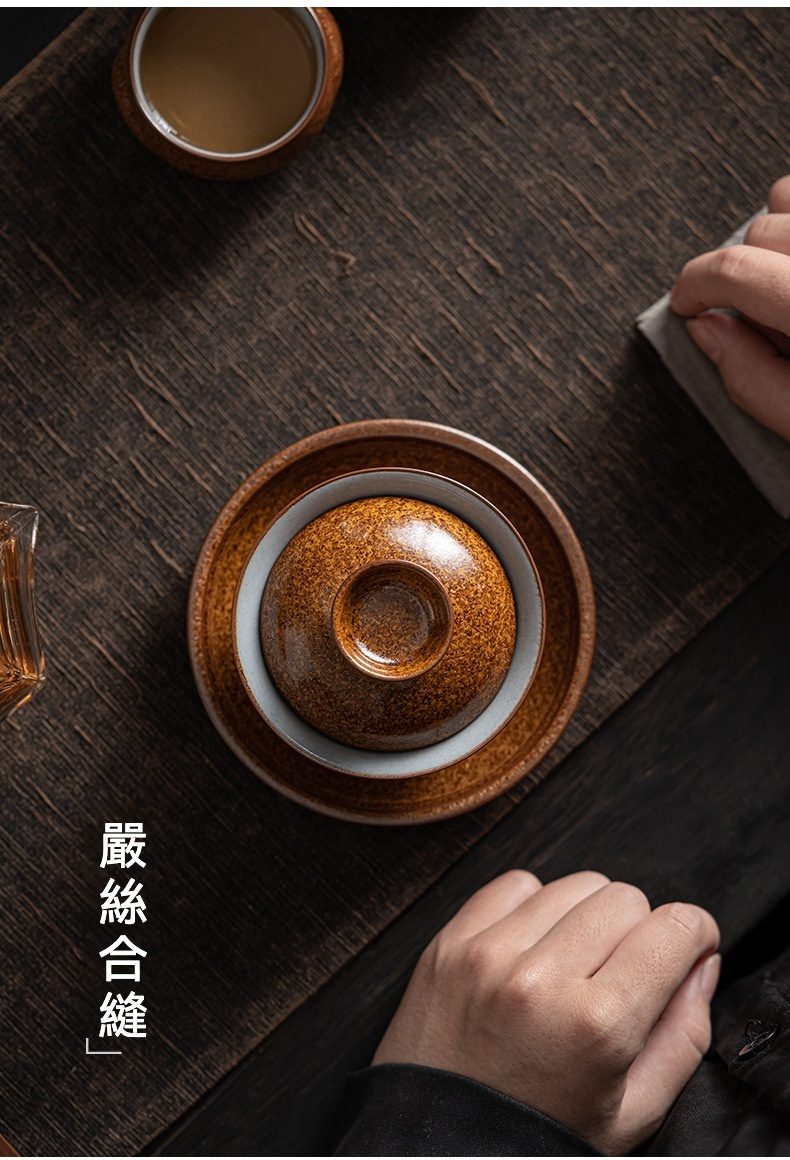 窯變厚朴三才蓋碗，南山居手工粗陶蓋碗茶具組，深棕斑駁釉色呈現樸拙美感，搭配圓潤茶托與茶杯，展現茶道意境。