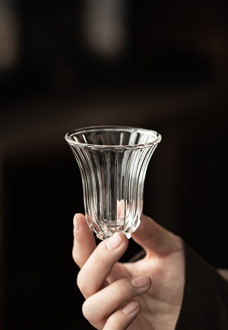 玻璃聞香品茗杯，南山居優雅豎紋玻璃品茗杯，設計清透雅致，展現茶湯真實色澤與光影之美。