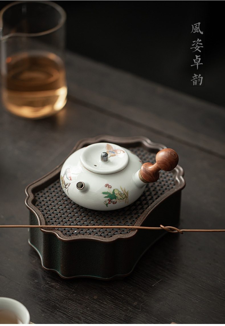 三味茶品 - 月蝶側把小品壺，南山居精品手繪陶瓷側把壺，壺身潔白綴有花鳥彩繪，搭配溫潤木質提把與茶盤，盡顯茶具雅致。