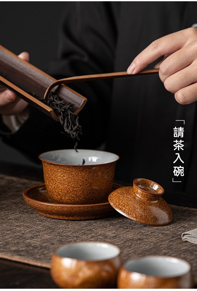窯變厚朴三才蓋碗，南山居手工斑點釉蓋碗，搭配竹製茶則與茶匙，演示專業茶葉置入，呈現茶道美學。