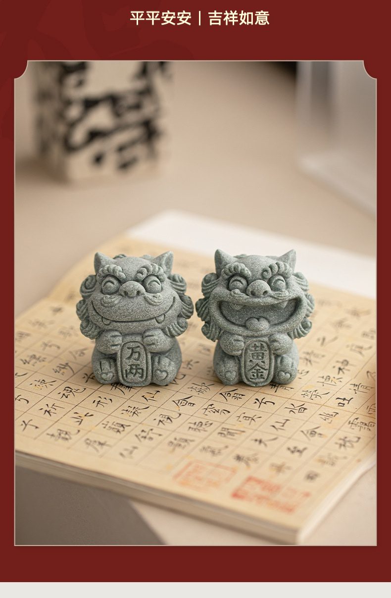 青砂石風獅爺茶寵擺件，南山居吉祥招財瑞獸茶寵擺件一對，灰石質感，造型憨厚，分別抱持萬兩與黃金，寓意財運亨通。