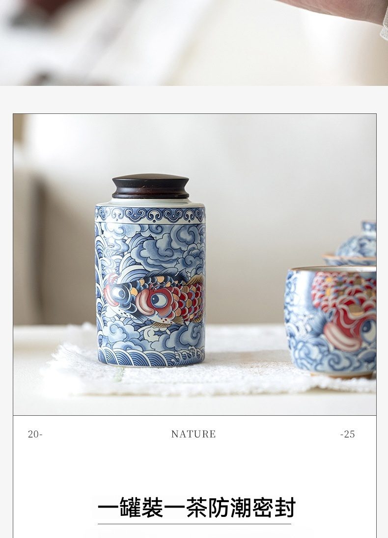 草木灰青花滿彩金玉滿堂茶葉罐，南山居手工陶瓷錦鯉茶罐，青花波浪紋飾托襯活潑錦鯉，搭配雅緻木蓋，密封防潮。