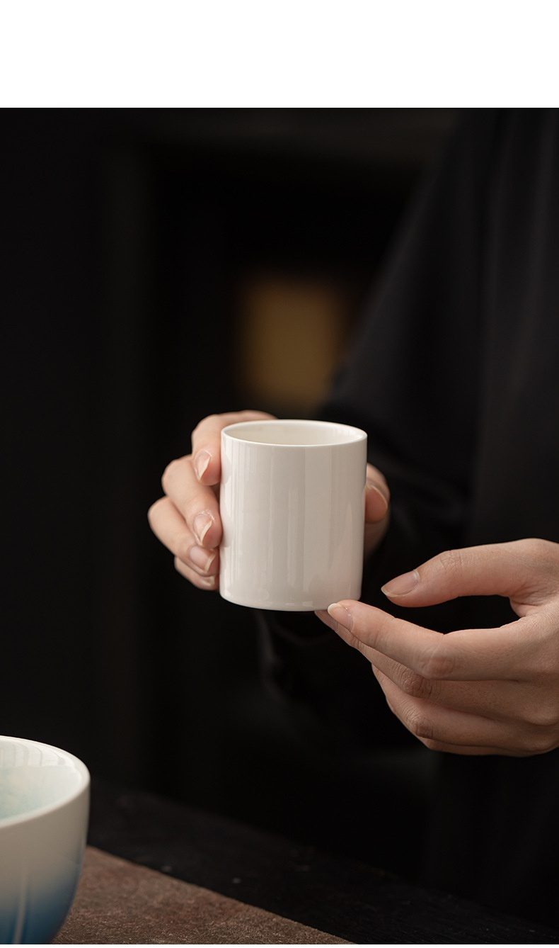 白瓷抹茶杯，南山居素雅白瓷品茗杯，簡約直筒造型，色澤溫潤，展現東方茶道美學。