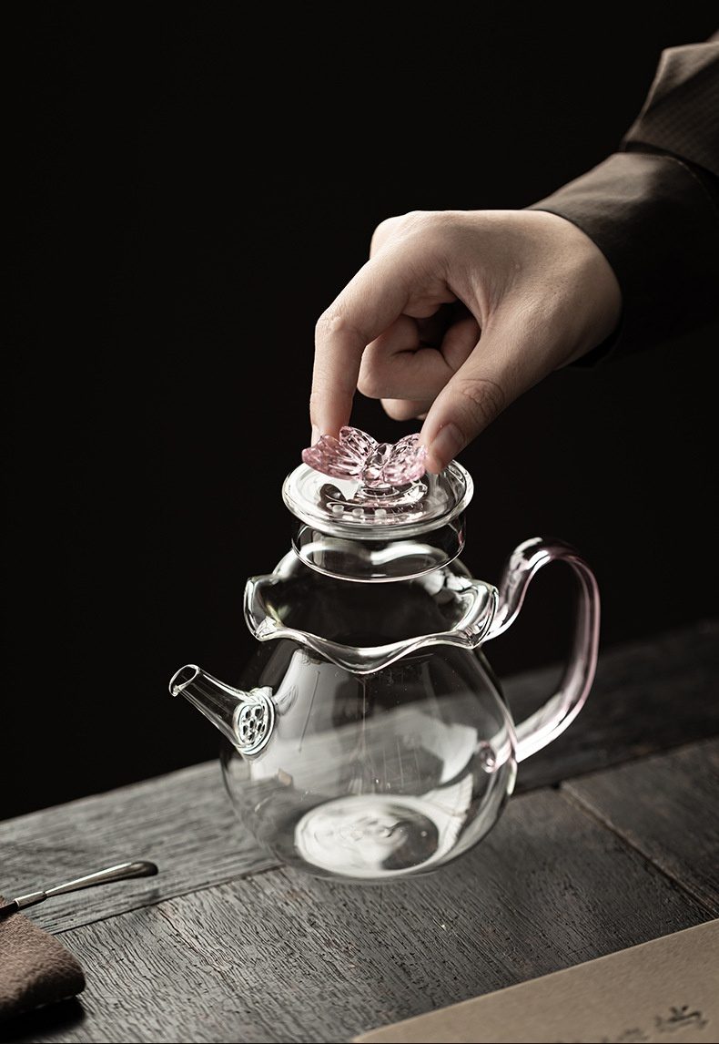 粉蝶玻璃茶杯茶壺套裝，南山居雅緻耐熱玻璃茶壺，波浪壺緣晶瑩，搭配精巧粉蝶壺蓋。