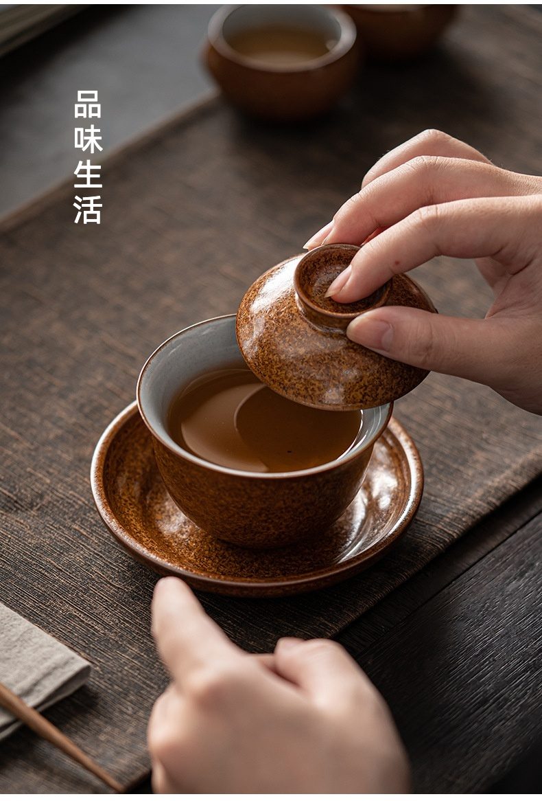 窯變厚朴三才蓋碗，南山居手工粗陶斑點釉蓋碗，泥色溫潤，內壁淺色，搭配茶承，展現雅緻品茗生活。
